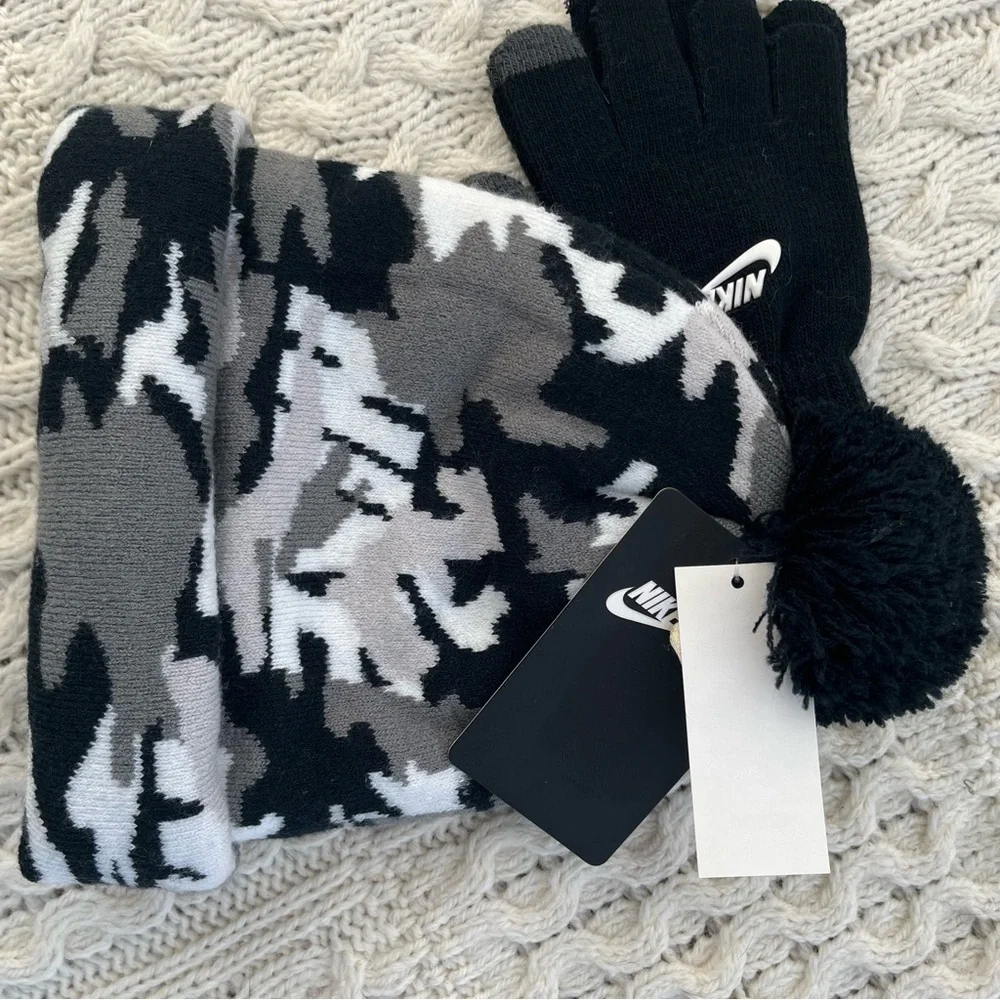 Nike Youth Hat and Gloves 2 pc Set NWT Camo Outerwear Accessories